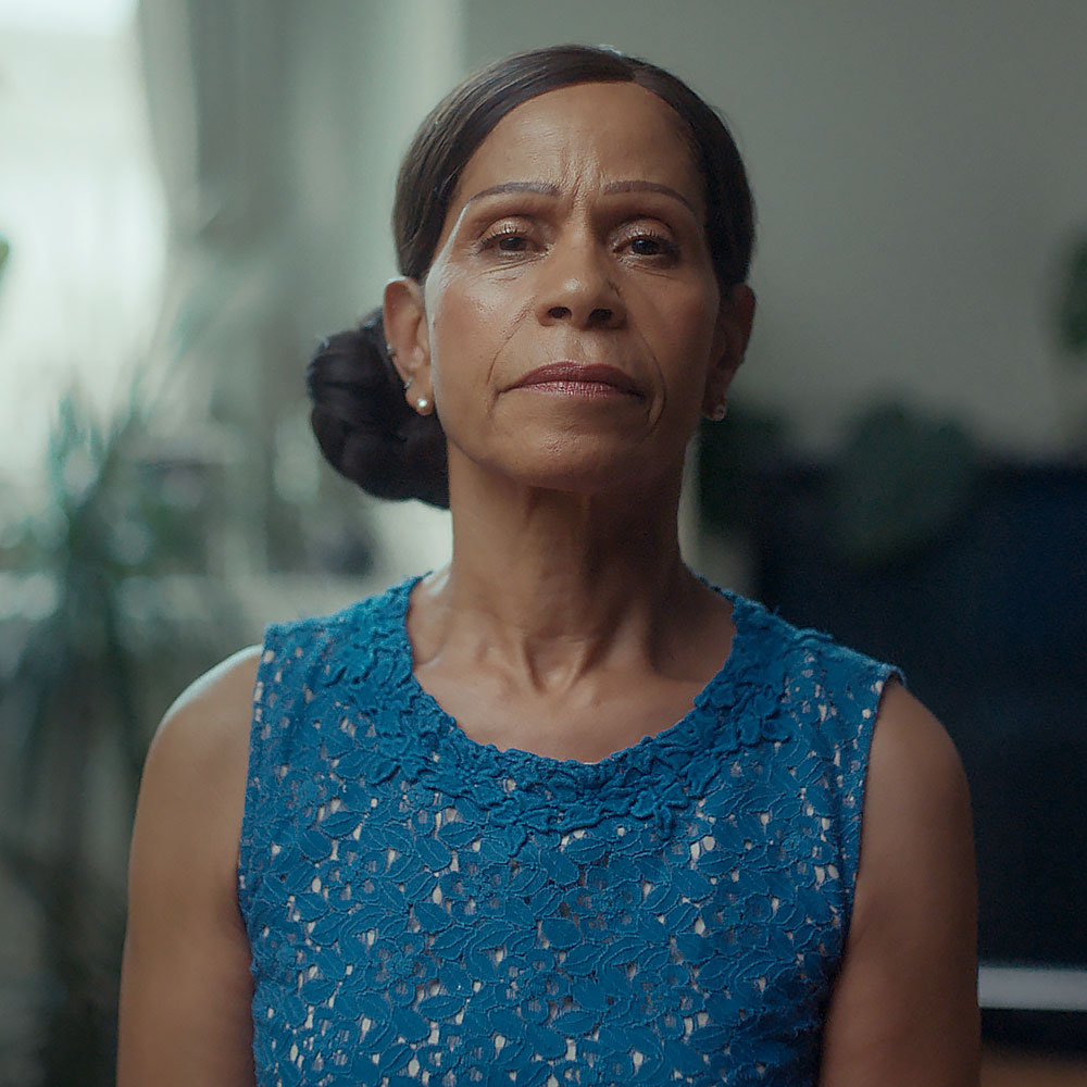 Una mujer de mediana edad en su casa. Una mujer de mediana edad en su casa.
